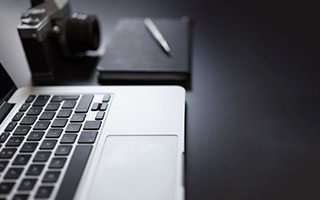 国脚韦世豪参加詹姆斯中国行与老詹&amp;amp;众国手合影 网友：像个小手办