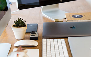 国脚韦世豪参加詹姆斯中国行与老詹&amp;amp;众国手合影 网友：像个小手办